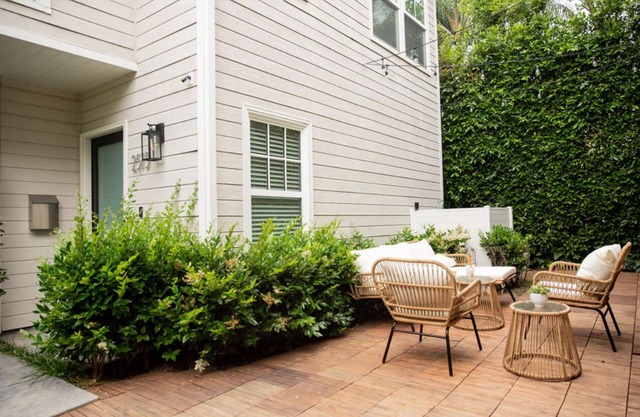 Villa in Hollywood Hills- Townhouse with Private Backyard