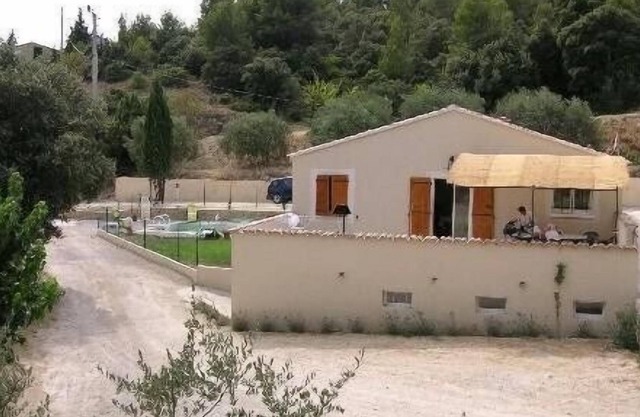 Villa in Le Barroux with swimming pool at the foot of Mt Ventoux