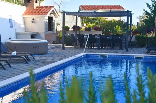 Villa in Podstrana with large outside swimming pool & hot tub for 14 people