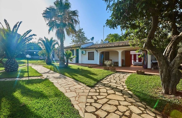 Villa in Pozzallo near Sandy Beaches