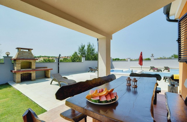 Villa in Pula with sea beach