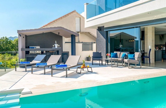 Villa Izak - Four Bedroom Villa, Sleeps 7