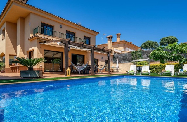 VILLA JARUCO LUX, SWIMMING POOL, NETFLIX, RELAX AND COMFORT