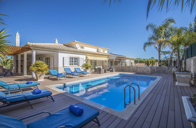 Villa Joy | 4 Bedrooms | Walking Distance to Beach | Olhos de Água