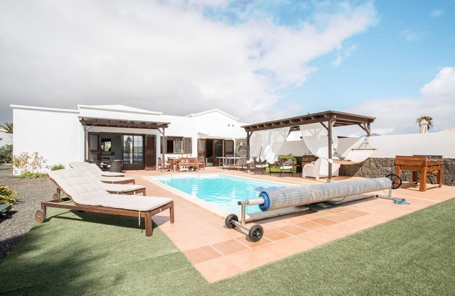 Villa Kodotoma with Sea View, Mountain View, High-Speed Wi-Fi Garden, Terraces & Pool