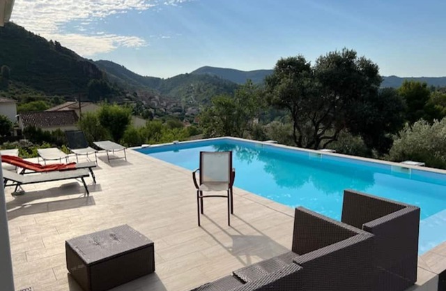 Villa l'Esquirol with view and pool