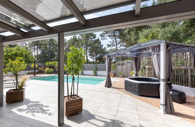 Villa 'L'Oustaou des Hournails' with Pool, Spa, Whirlpool, Terrace, Balcony & Wi-Fi
