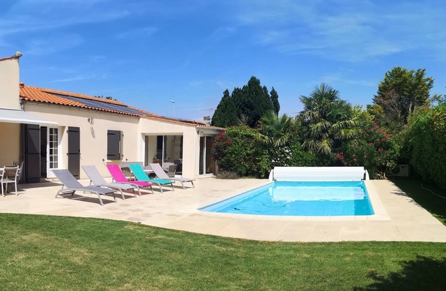 Villa La Rochelle Périgny with pool Heated