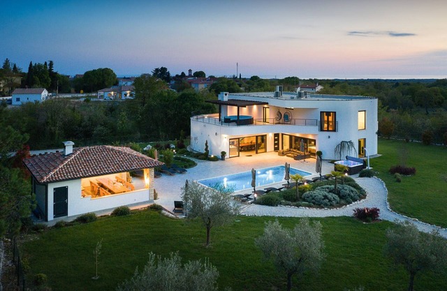 Villa LaDominika for 14 people with wellness, tennis court, 50 m2 heated pool in Central Istria