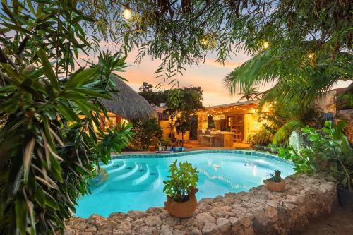 Villa Laurence - Steps To Ocean Bliss By Lucha