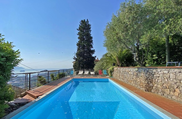 VILLA LE PALME 18 pax with private pool free WiFi sea view near Cinque Terre