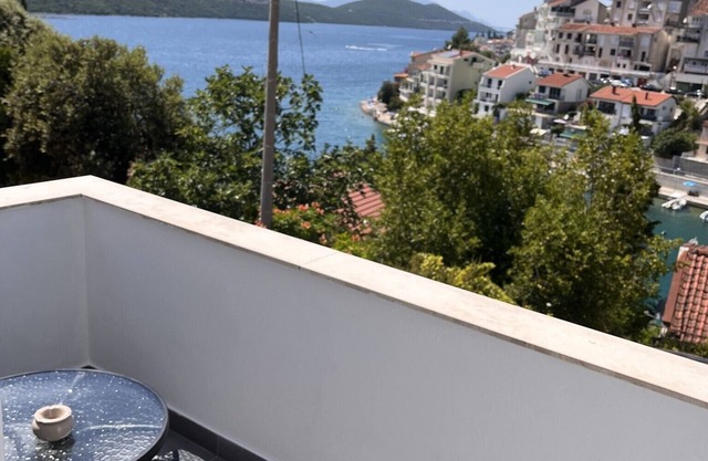 Villa Ljiljana - Two Bedroom Apartment with Terrace and Sea View A2
