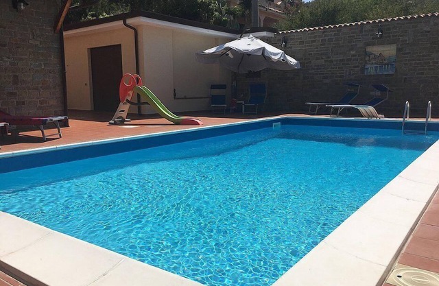 Villa Ludovica: An elegant and welcoming apartment that is part of a villa located on a hillside, facing the sea, with Free WI-FI.