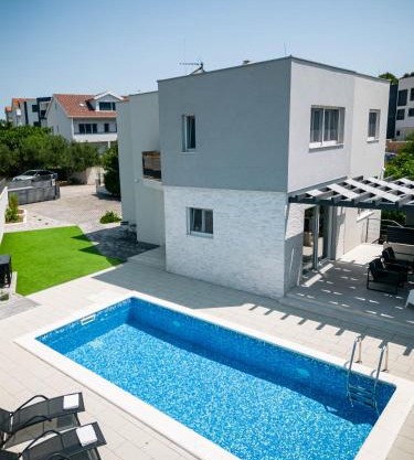 Villa Lumaka Sun - Amazing Home In Brodarica with 4 Bedrooms, Wifi, Outdoor Swimming Pool and Heated Swimming Pool