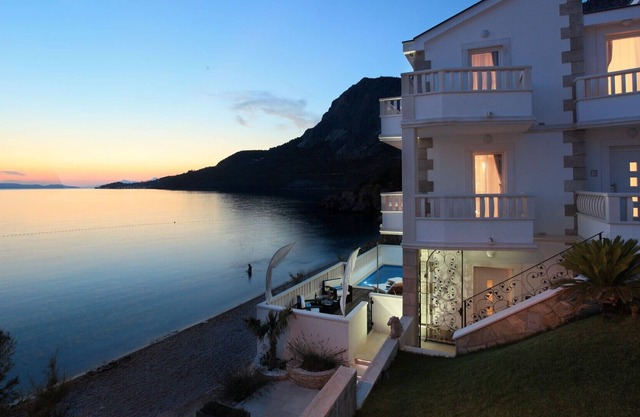 Villa Luxe Oceanview – A Stunning 5 Bedroom Villa – On the Seafront – Magnificent Sea Views