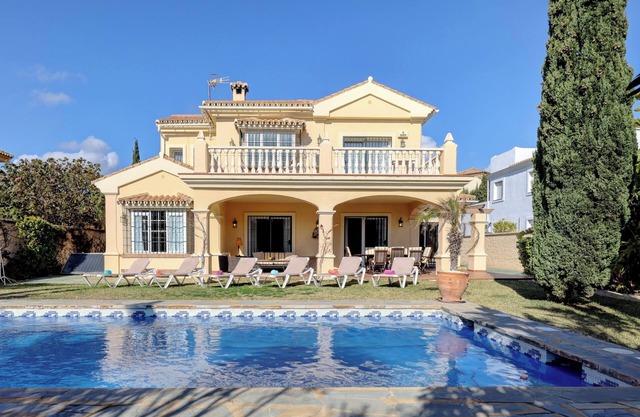 Villa Majestic with Mountain View, Pool and Wi-Fi