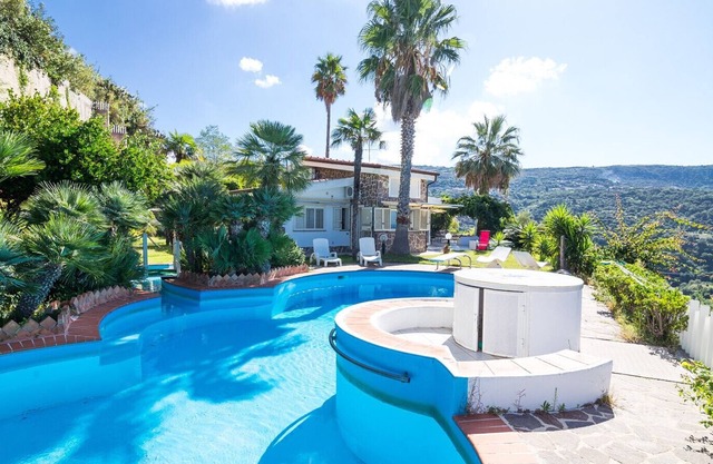Villa Marisa, for 6/8 people, with private swimming pool and amazing sea view