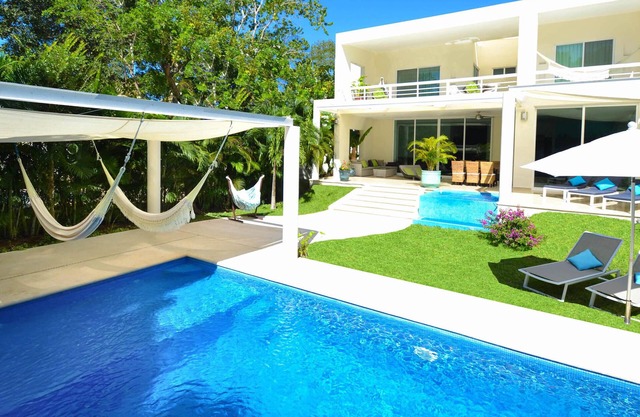 Villa Mariposa, private pool, Jacuzzi & hot tub