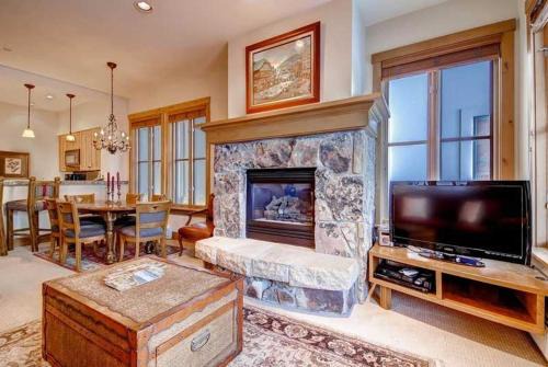 Villa Montane 111 by East West Hospitality
