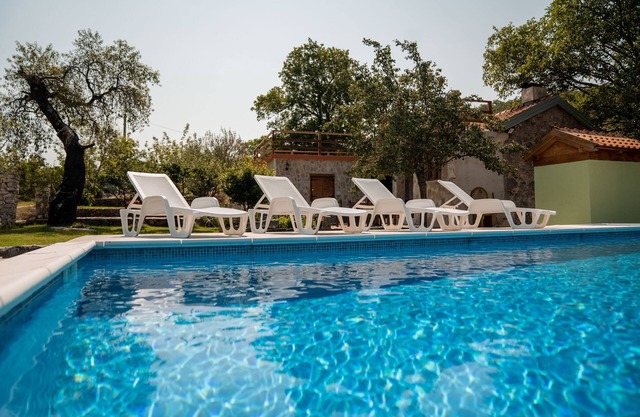 Villa Mramor - Rustic Villa with Swimming Pool