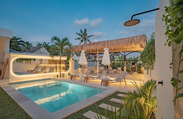 Villa Nair NEW stylish 3BR Canggu with large pool, projector & green field view