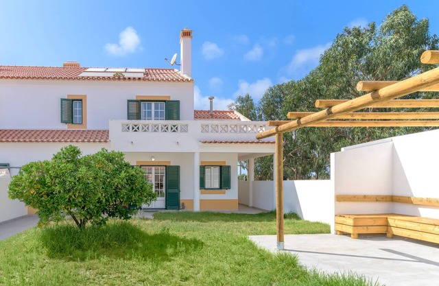 Villa 'Nelson E Esperanca' with Private Terrace, Private Garden and Wi-Fi