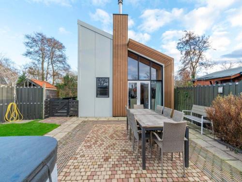 Villa near Sint Maartenszee Beach with Jacuzzi