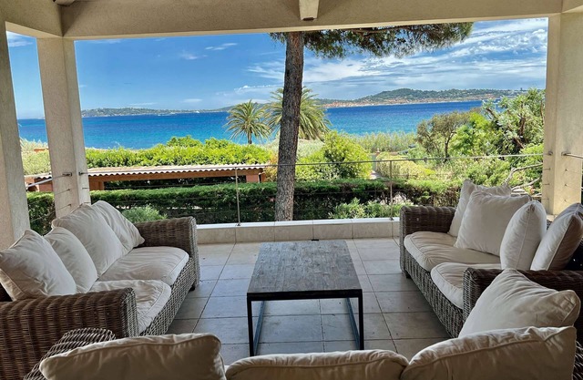 VILLA NEAR THE BEACH WITH POOL, BEAUTIFUL SEA VIEW, TO RENT IN SAINTE-MAXIME