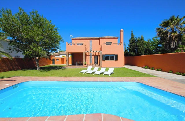 VILLA NEXT TO THE BEACH (5MINUTES) WITH PRIVATE POOL