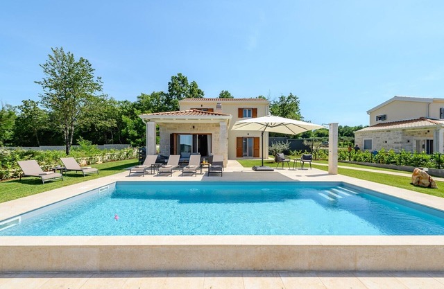 Villa Oliva Muntrilj with pool and garden