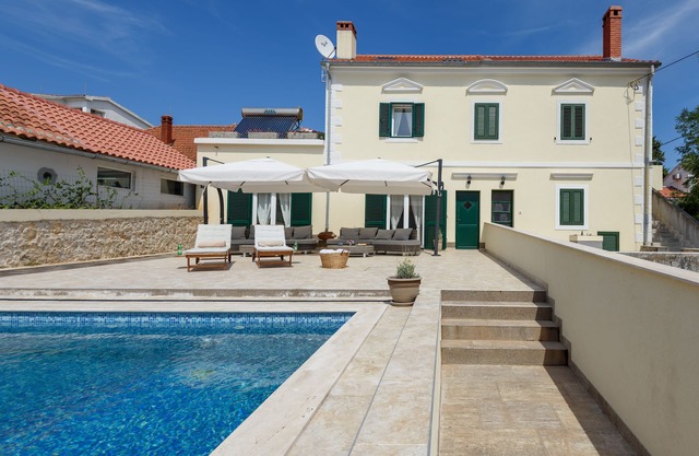 Villa on island for 8 people next to the crystal see