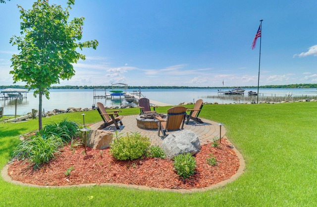 Villa on Lake Darling: Fire Pit, Deck & BBQ!