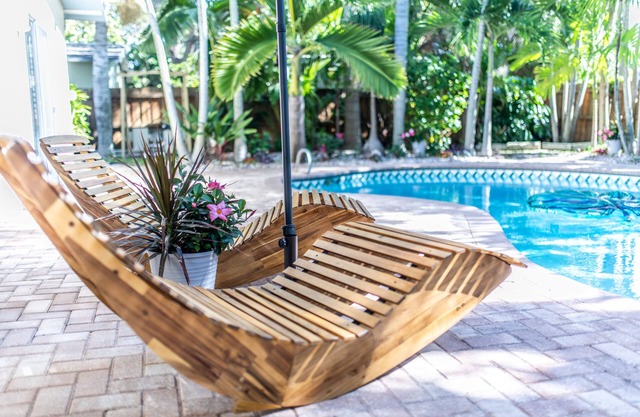 Villa Palmas-Double Master Suites, 5 Bedrm + Pool -1 mile from beach