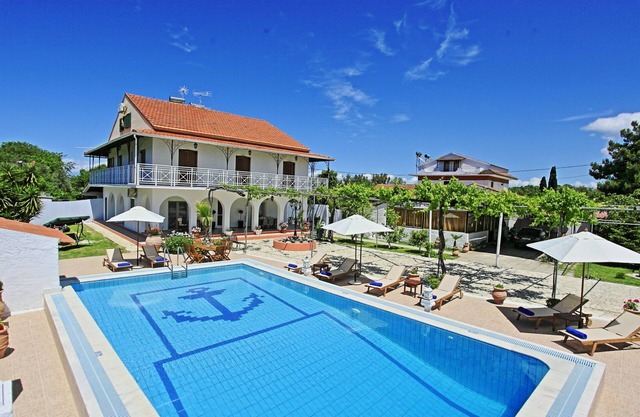 Villa Paradiso: Large, modern villa, private pool close to beach