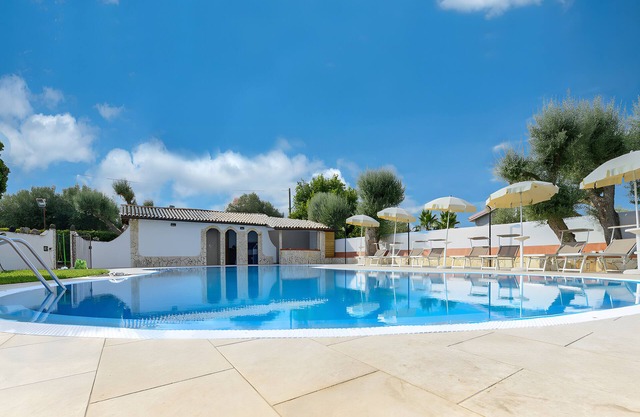 Villa 'Parisi' with Private Pool, Wi-Fi and Air Conditioning