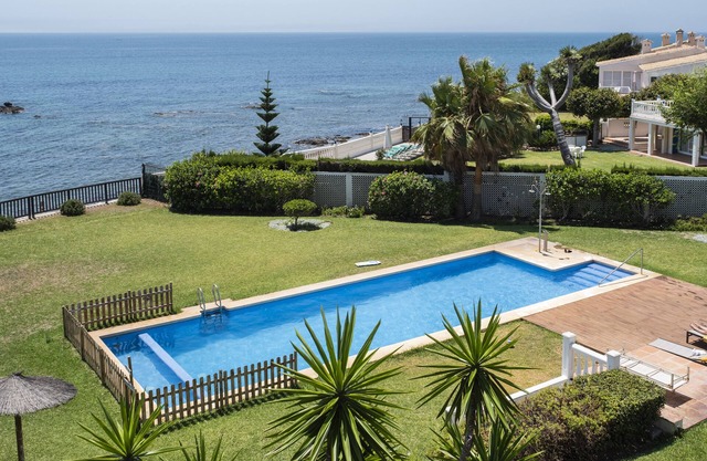 Villa Playa - Spacious 5 Bedroom Beachside Villa in Mijas Costa with Pool & AC