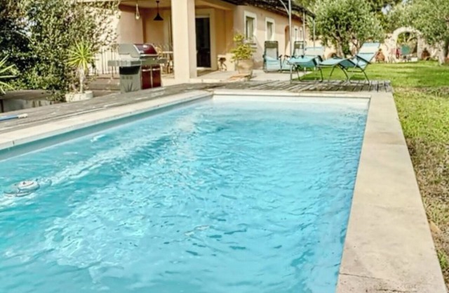 Villa provençale private pool open view residential area