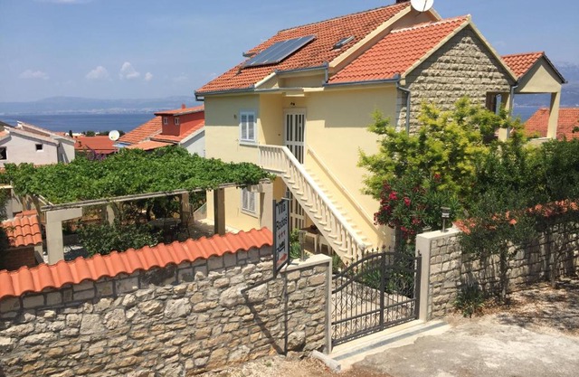 Villa Radoš - 4 Sterne, 3 Apartments für maximal 18 Gäste