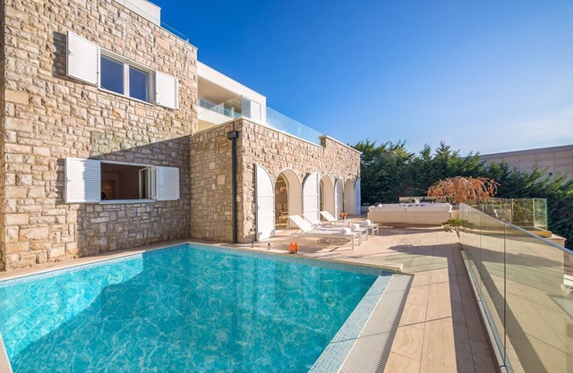 Villa Raja - Seven Bedroom Villa, Sleeps 14