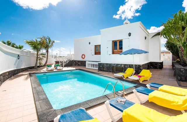 Villa Ramos Dos - Four Bedroom Villa, Sleeps 8