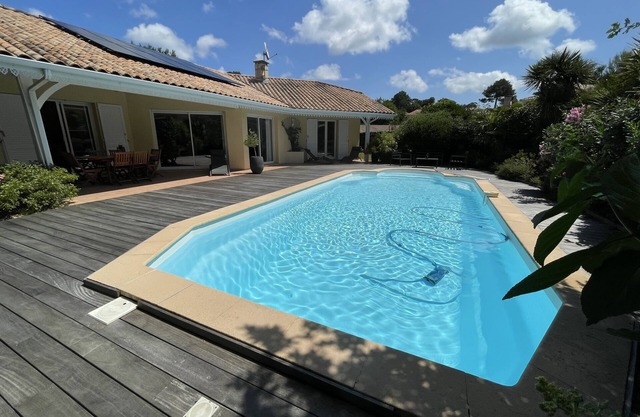 Villa rated 4 stars swimming pool, very quiet area, 6 mn from Dune Pilat and beach