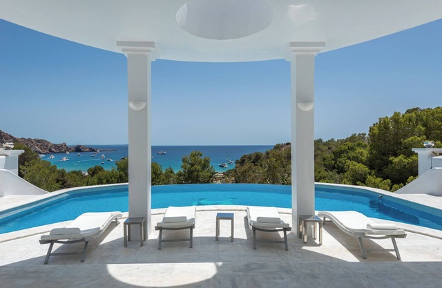 Villa Rica Beach: Your Dream Haven steps away from Cala Jondal Bay