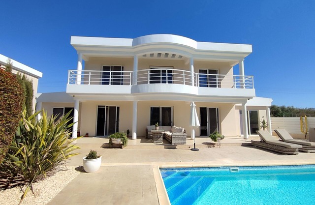 Villa Romano - Elegant 3-Bed Villa with Private Pool & Veranda, Close to the Sea