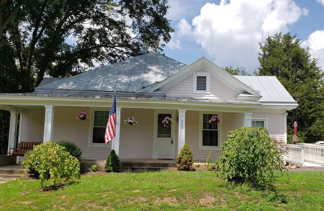VILLA ROSA - Charming restored cottage w/ handicap amenities & 2 full baths