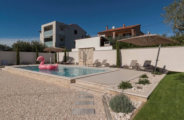 Villa Rosa with Pool, near Kanegra beach