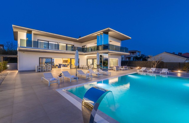Villa Sara for 10 people near Novigrad with sea view and salt- water pool