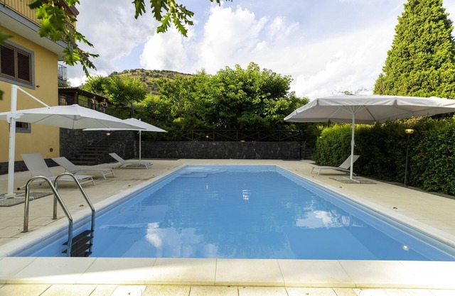 Villa Sara sull'Etna with Private Pool, Whirlpool & Wi-Fi