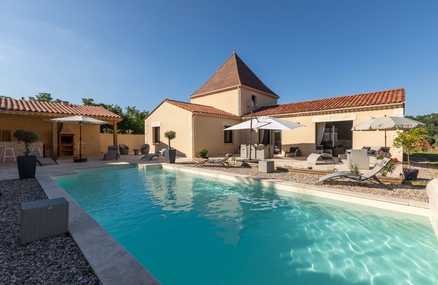 Villa Sarlat, air-conditioned, 3 bedrooms, heated swimming pool, pool house .
