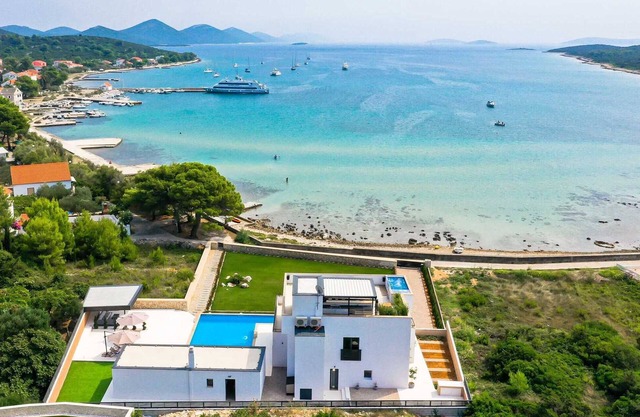 Villa Seabreeze Haven - seaside villa with a tennis court, 120 m2 pool, jacuzzi and tranquility