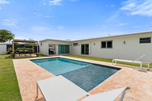 Villa Serena Luxury Home with Private Pool- close to BQN